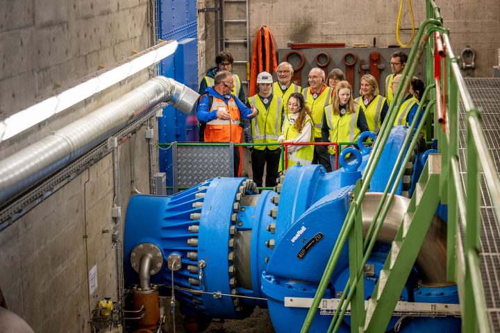 One group visits the ball valves of the Handeck 2 power plant.