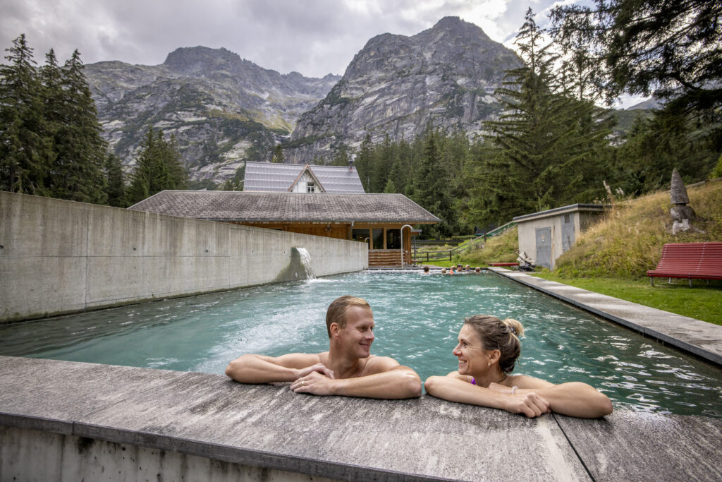 Päärchen am Pool Handeck