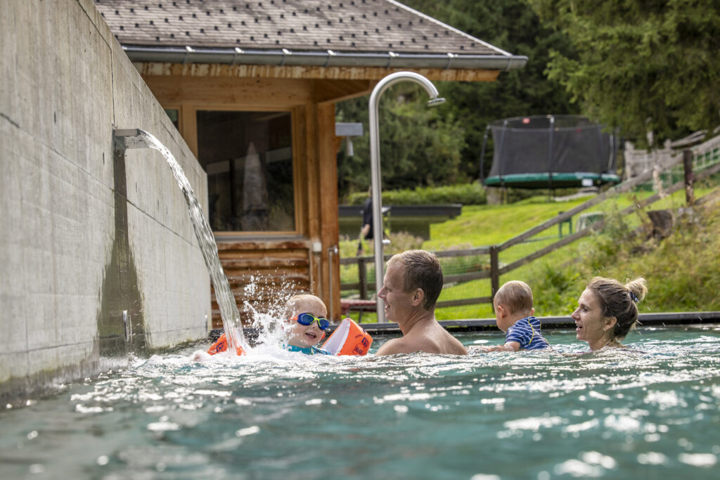 Familie im Pool Handeck